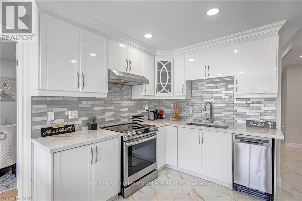 2 Robespierre Court, Hamilton, ON - Indoor Photo Showing Kitchen With Upgraded Kitchen