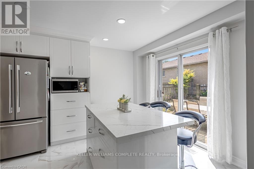 2 Robespierre Court, Hamilton, ON - Indoor Photo Showing Kitchen