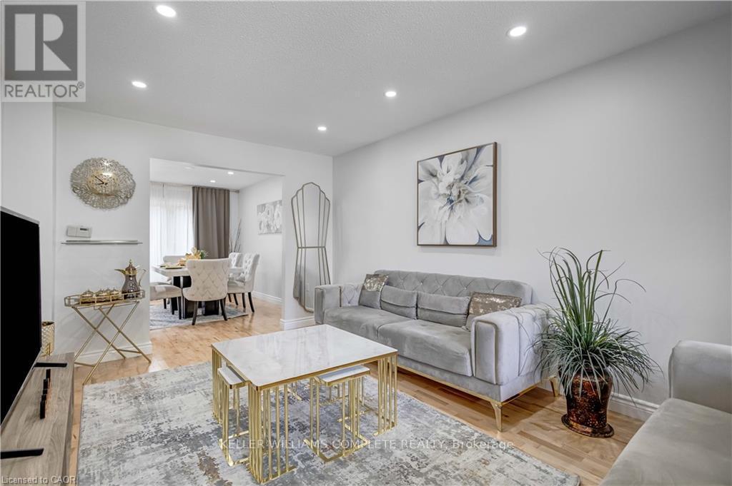 2 Robespierre Court, Hamilton, ON - Indoor Photo Showing Living Room