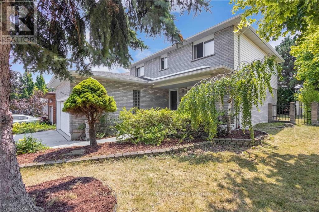 2 Robespierre Court, Hamilton, ON - Outdoor