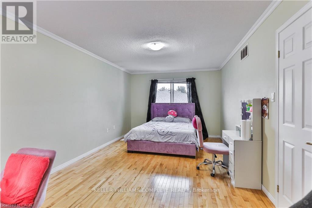 2 Robespierre Court, Hamilton, ON - Indoor Photo Showing Bedroom