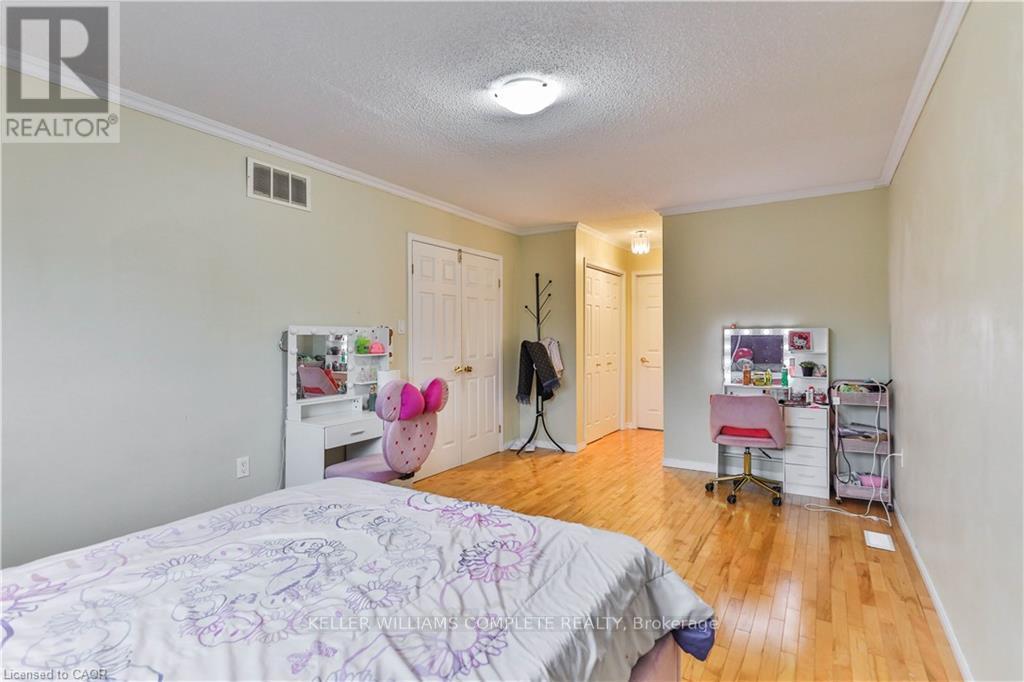 2 Robespierre Court, Hamilton, ON - Indoor Photo Showing Bedroom