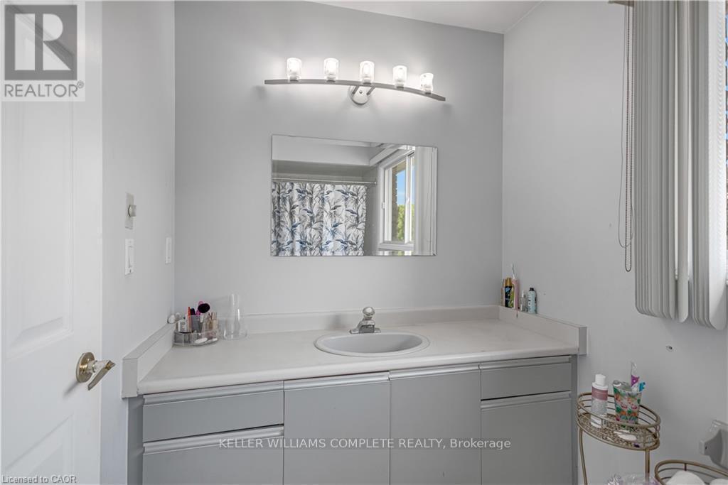 2 Robespierre Court, Hamilton, ON - Indoor Photo Showing Bathroom