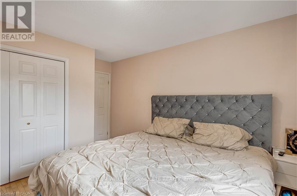 2 Robespierre Court, Hamilton, ON - Indoor Photo Showing Bedroom