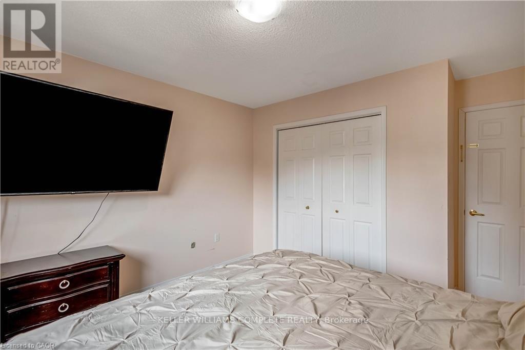 2 Robespierre Court, Hamilton, ON - Indoor Photo Showing Bedroom