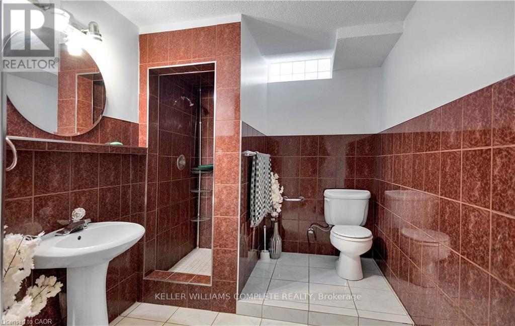 2 Robespierre Court, Hamilton, ON - Indoor Photo Showing Bathroom