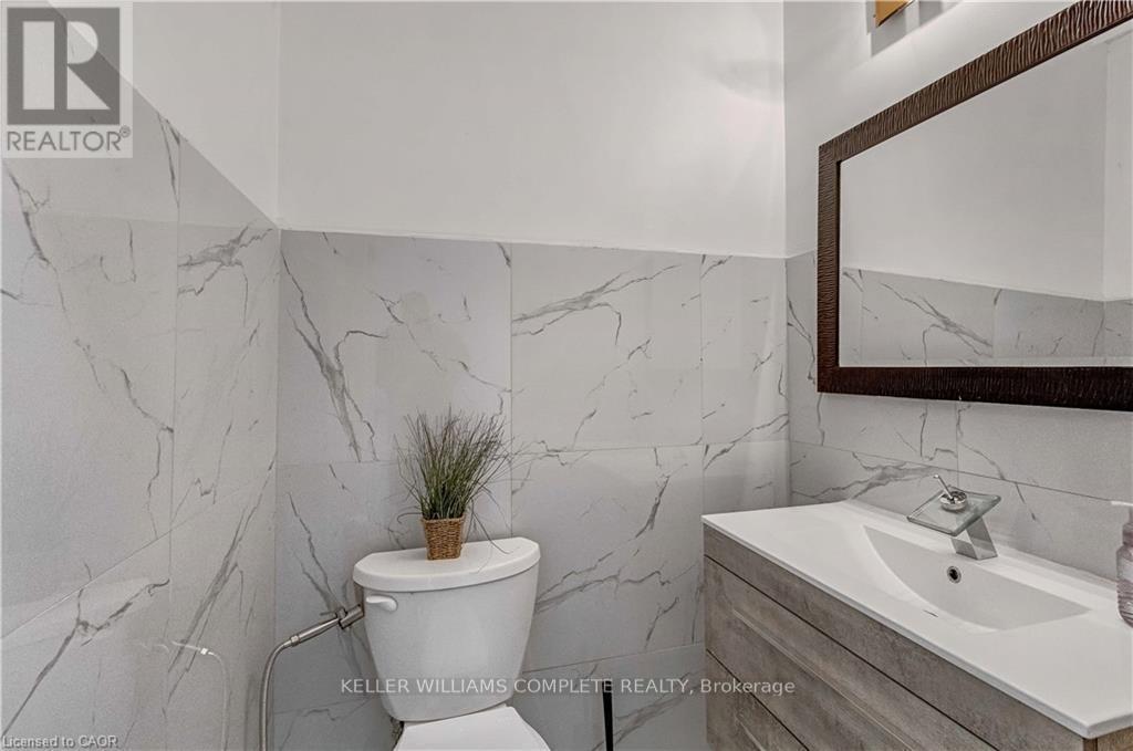 2 Robespierre Court, Hamilton, ON - Indoor Photo Showing Bathroom