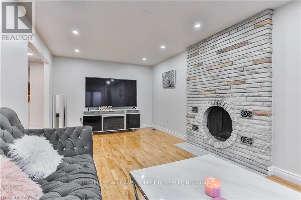 2 Robespierre Court, Hamilton, ON - Indoor Photo Showing Other Room