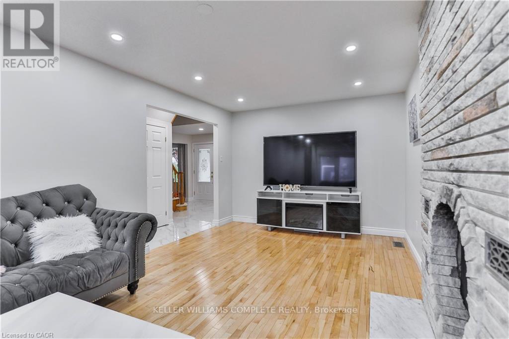 2 Robespierre Court, Hamilton, ON - Indoor Photo Showing Living Room With Fireplace