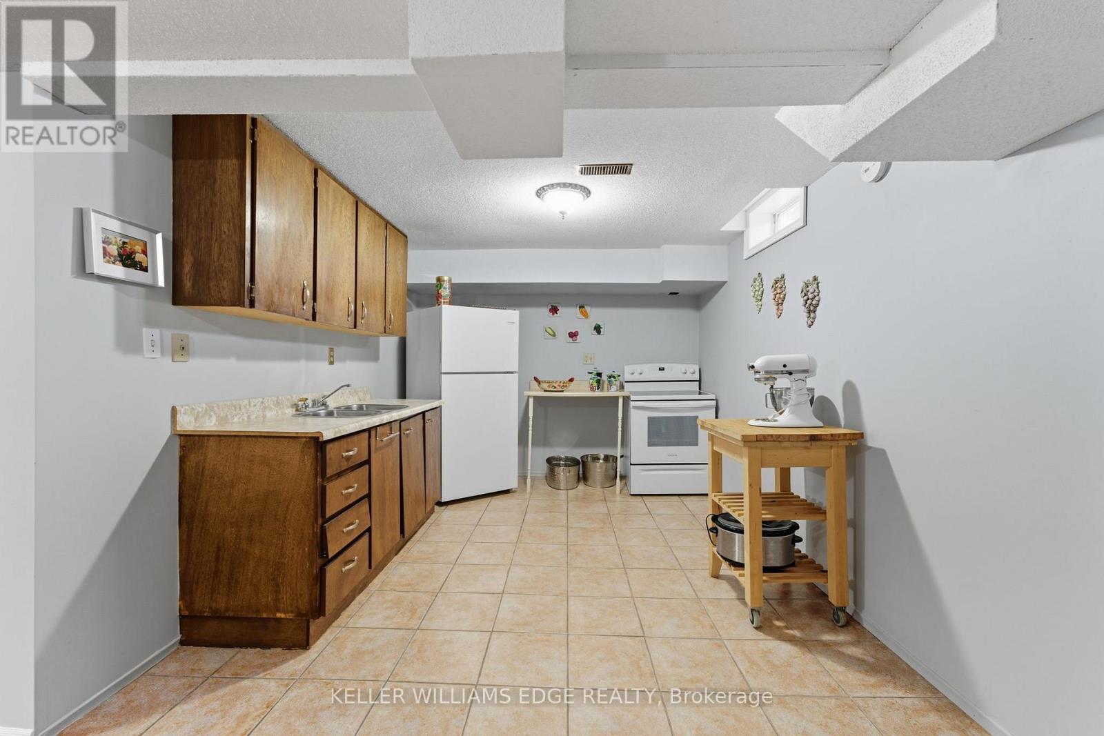 3043 Vanderbilt Road, Mississauga, ON - Indoor Photo Showing Kitchen With Double Sink