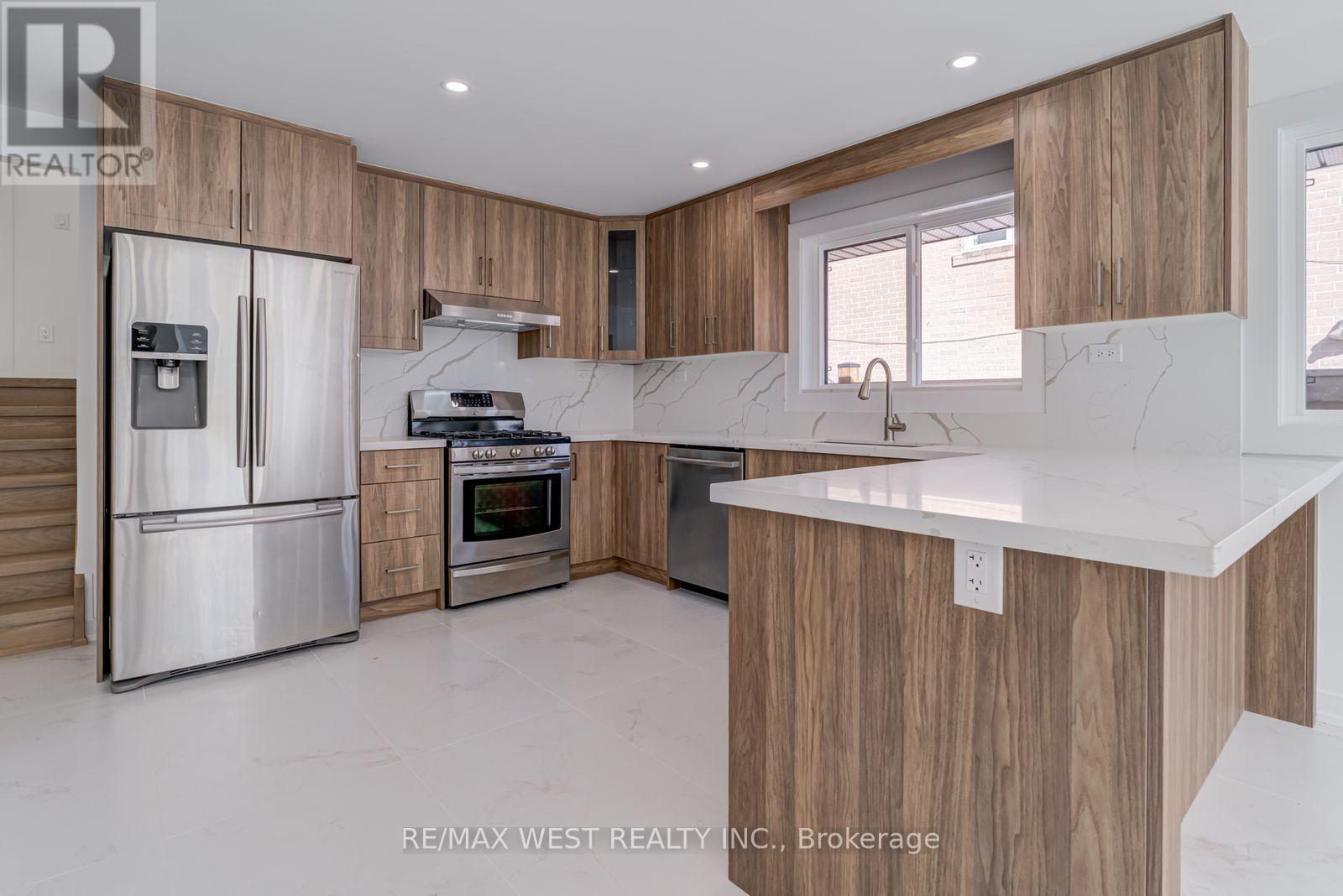 Main - 152 Clarence Street, Brampton, ON - Indoor Photo Showing Kitchen With Stainless Steel Kitchen