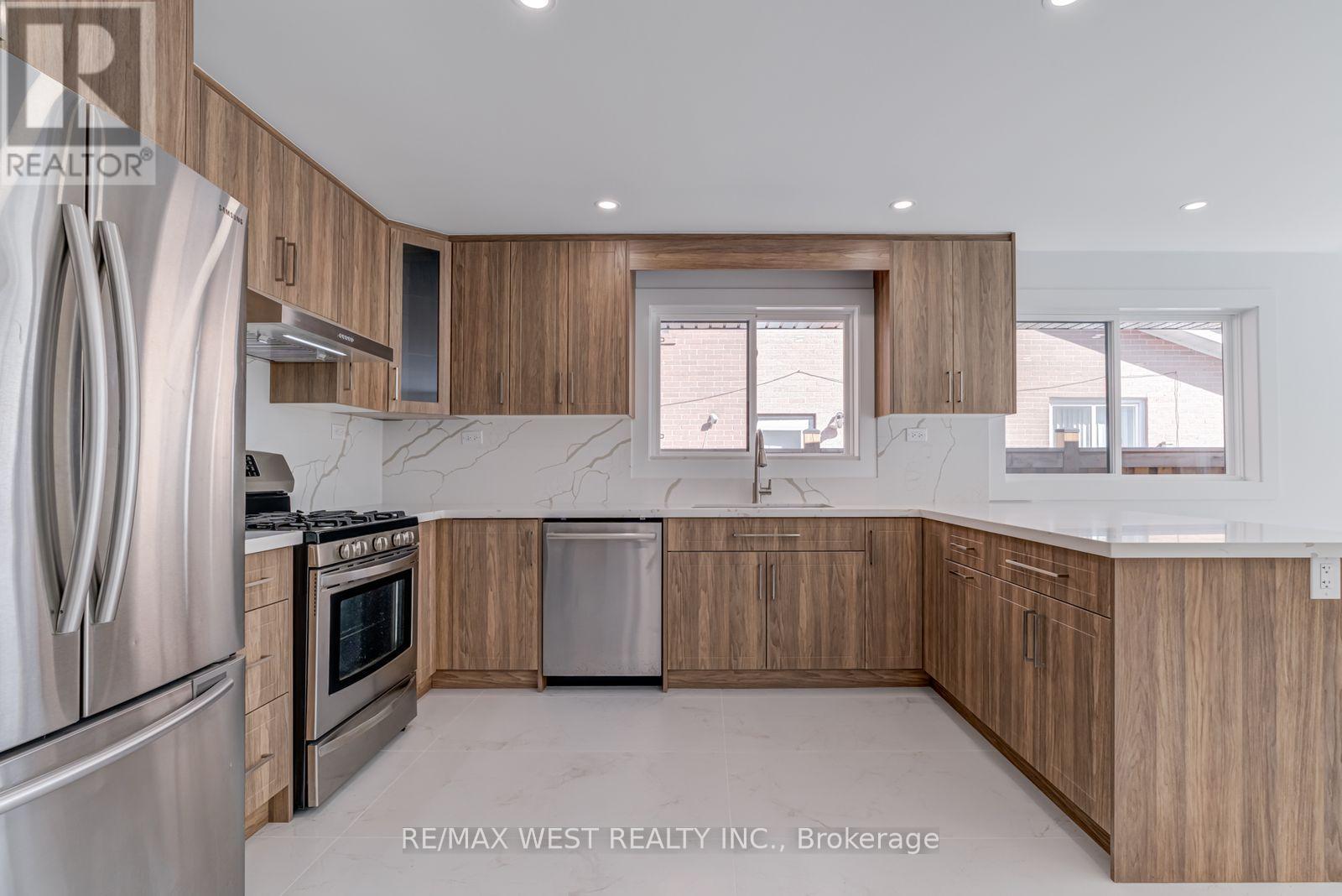 Main - 152 Clarence Street, Brampton, ON - Indoor Photo Showing Kitchen With Stainless Steel Kitchen