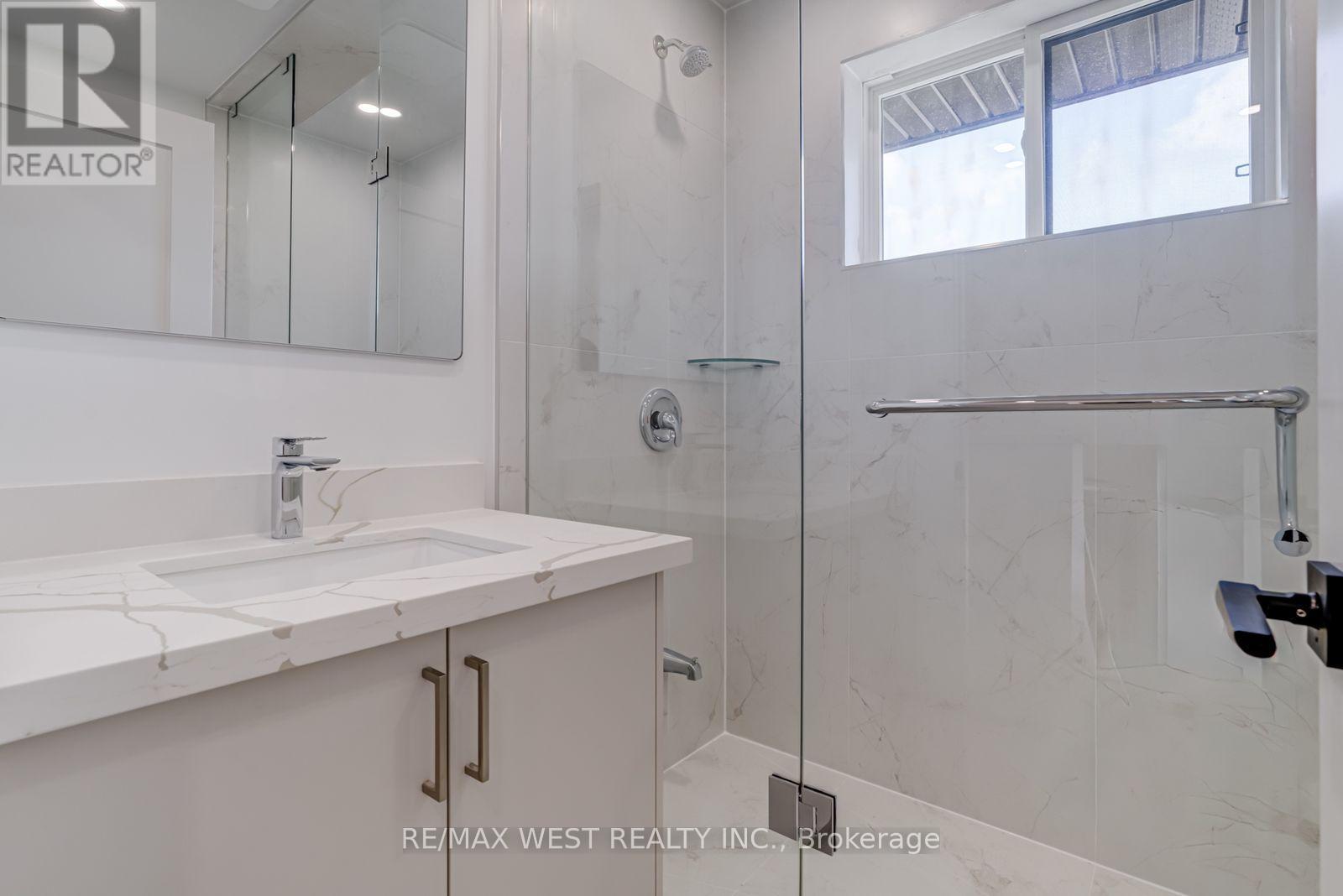 Main - 152 Clarence Street, Brampton, ON - Indoor Photo Showing Bathroom