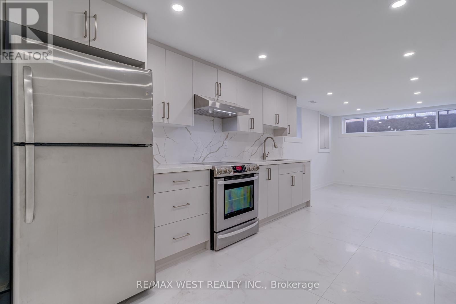 Lower - 152 Clarence Street, Brampton, ON - Indoor Photo Showing Kitchen With Stainless Steel Kitchen With Upgraded Kitchen