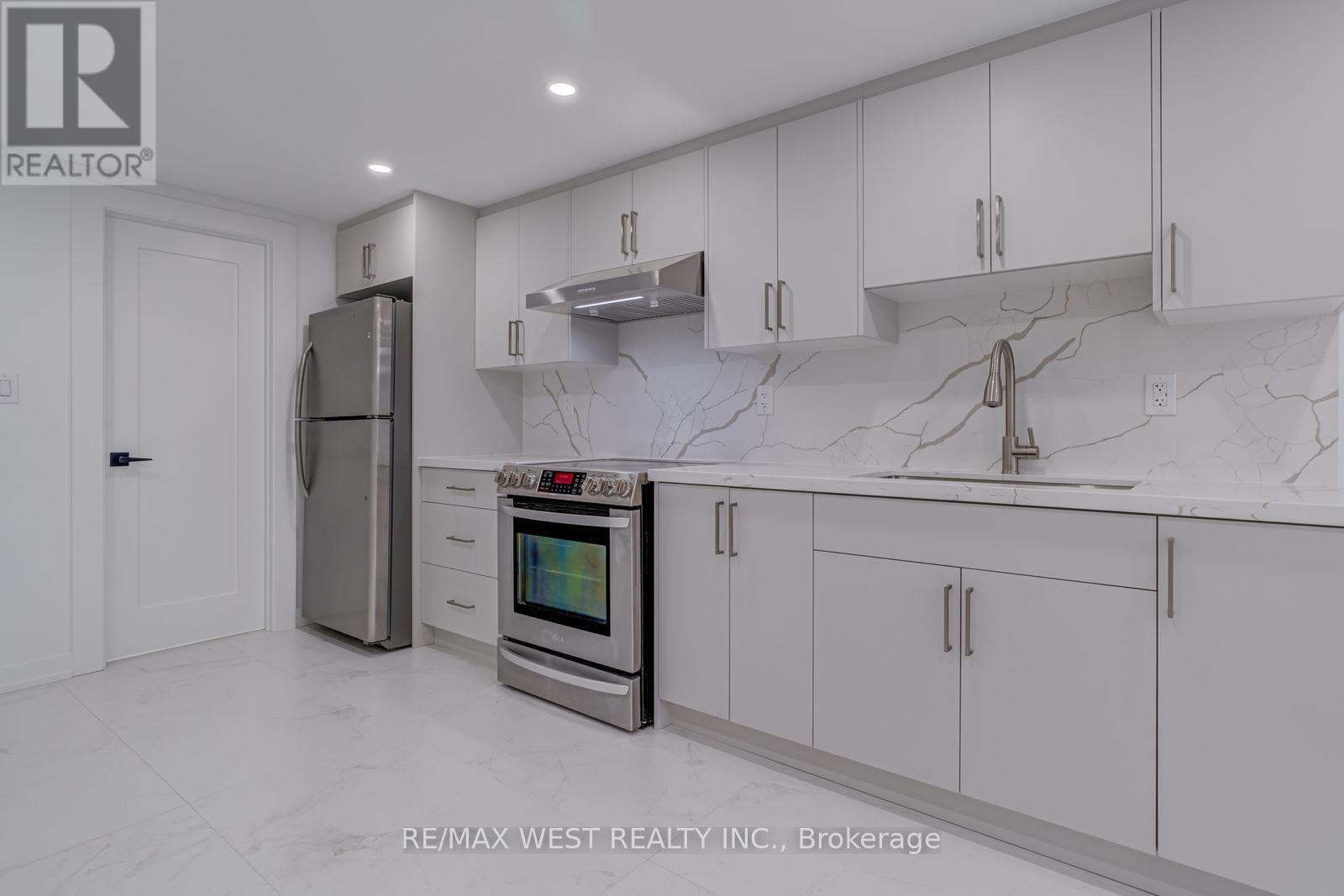 Lower - 152 Clarence Street, Brampton, ON - Indoor Photo Showing Kitchen