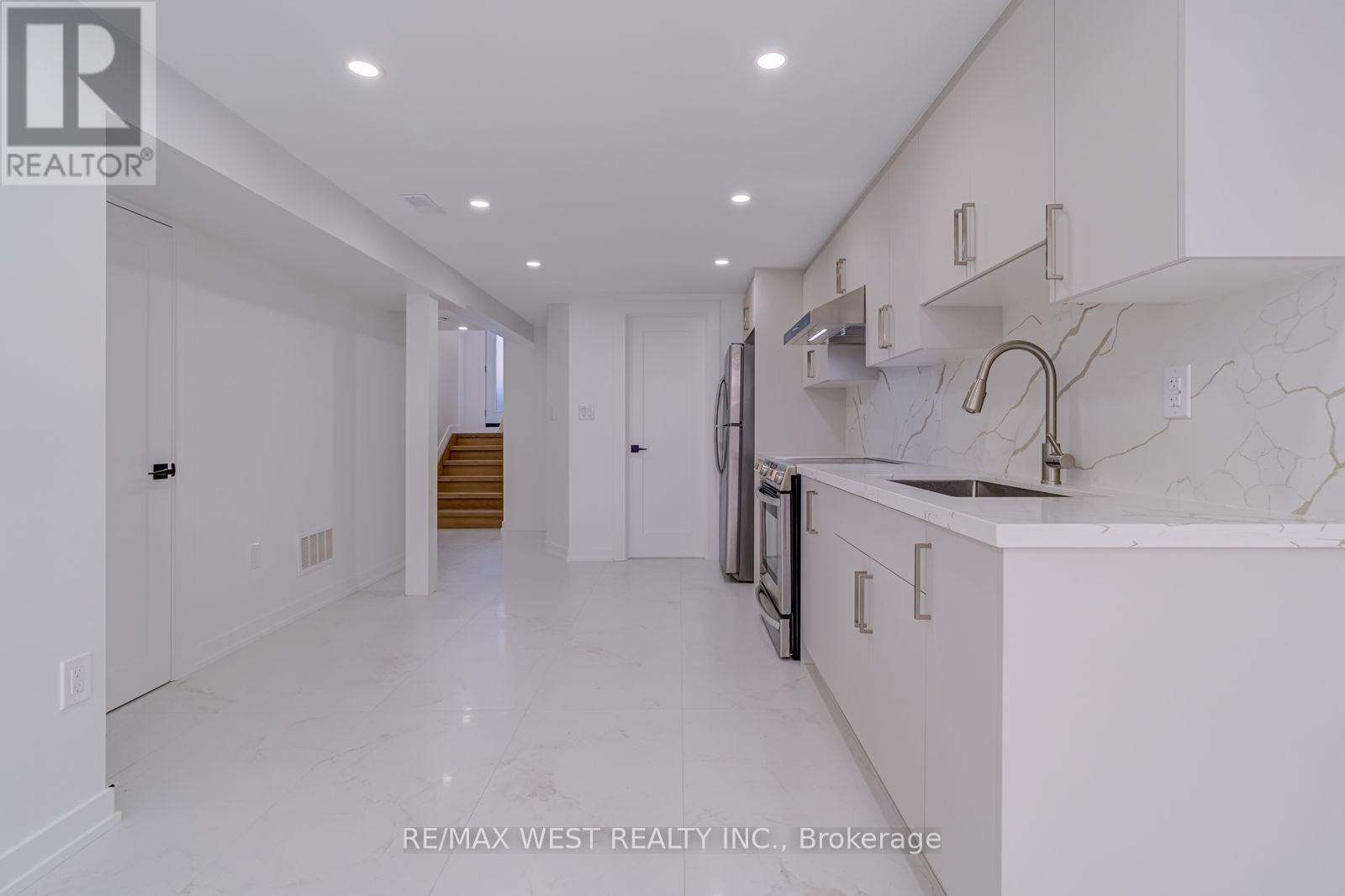 Lower - 152 Clarence Street, Brampton, ON - Indoor Photo Showing Kitchen