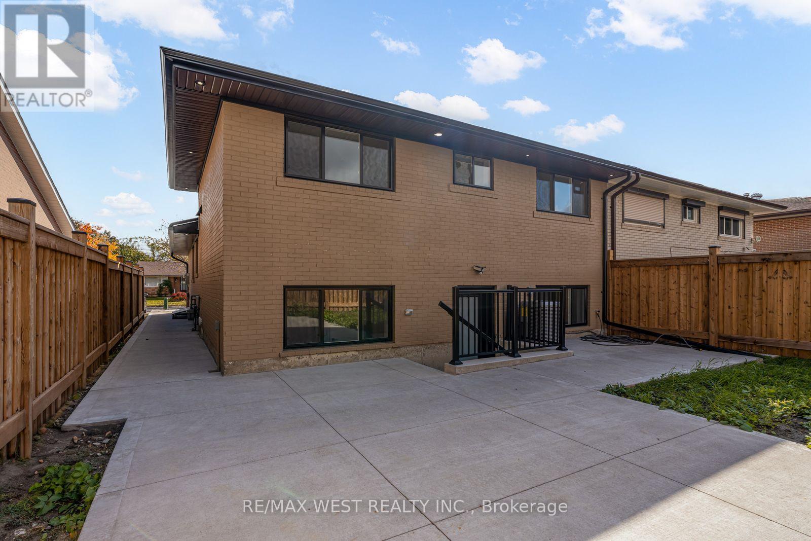 Lower - 152 Clarence Street, Brampton, ON - Outdoor With Exterior