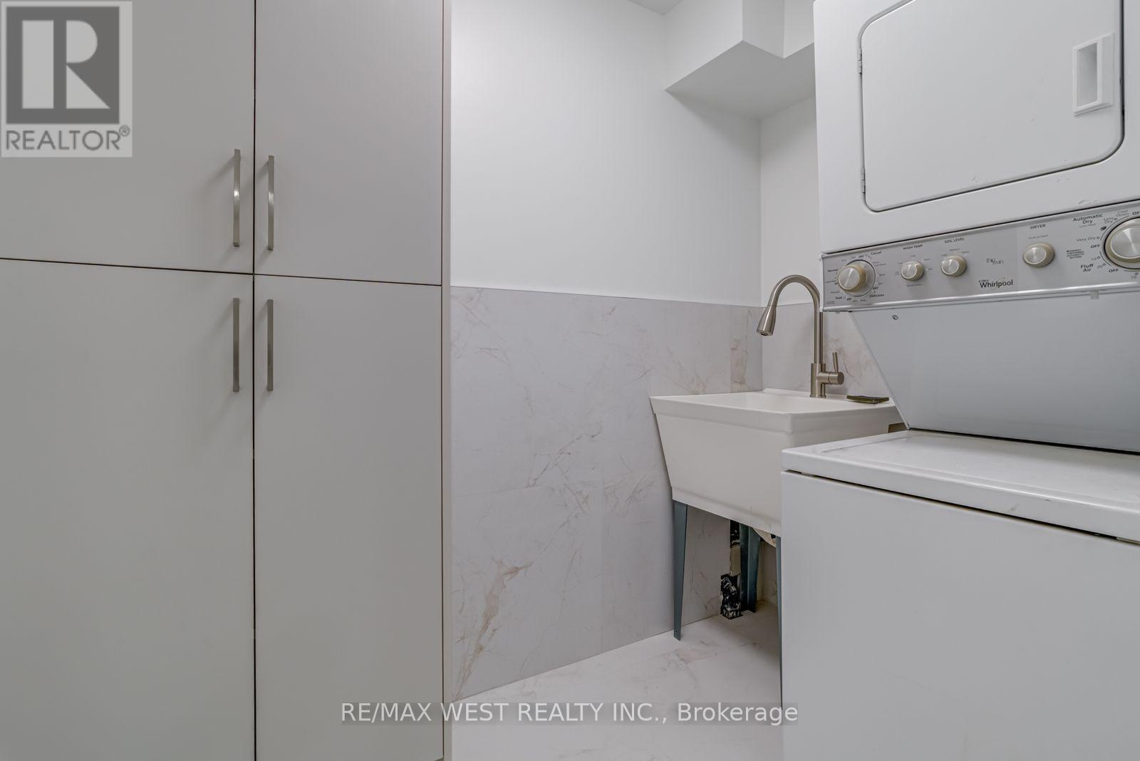 Lower - 152 Clarence Street, Brampton, ON - Indoor Photo Showing Laundry Room