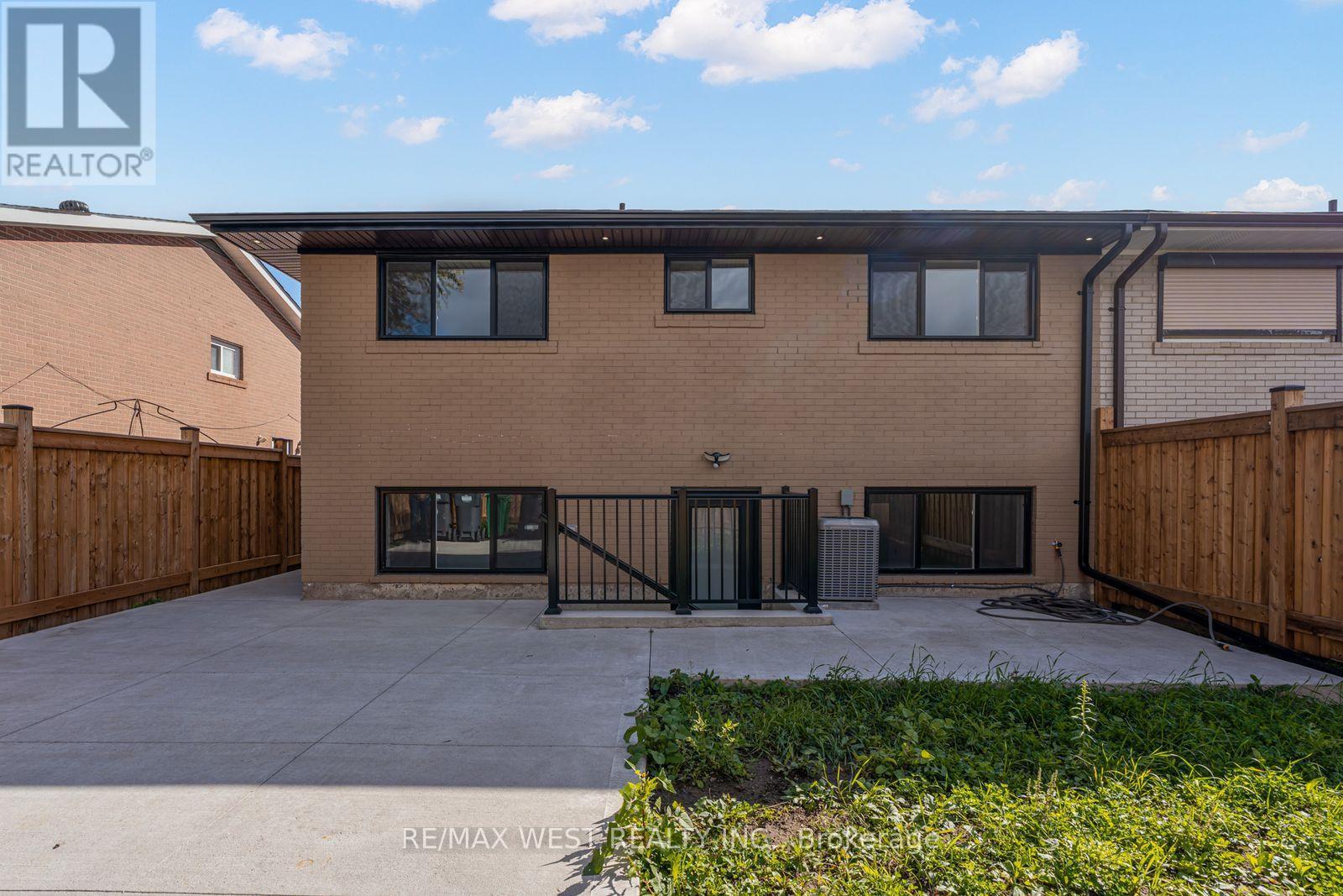 Lower - 152 Clarence Street, Brampton, ON - Outdoor With Exterior