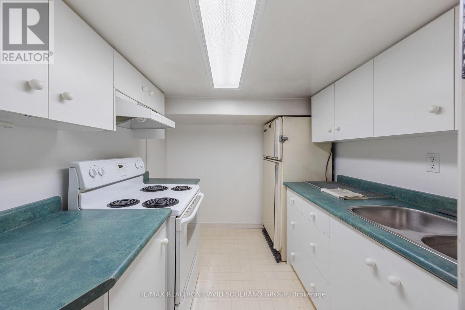 10 Tillingham Keep, Toronto, ON - Indoor Photo Showing Kitchen
