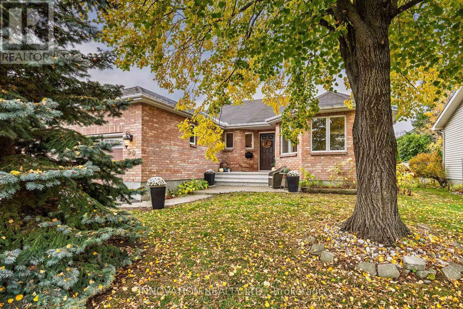 Mature trees and hedges give the lot privacy - 30 Randall James Drive, Ottawa, ON - Outdoor