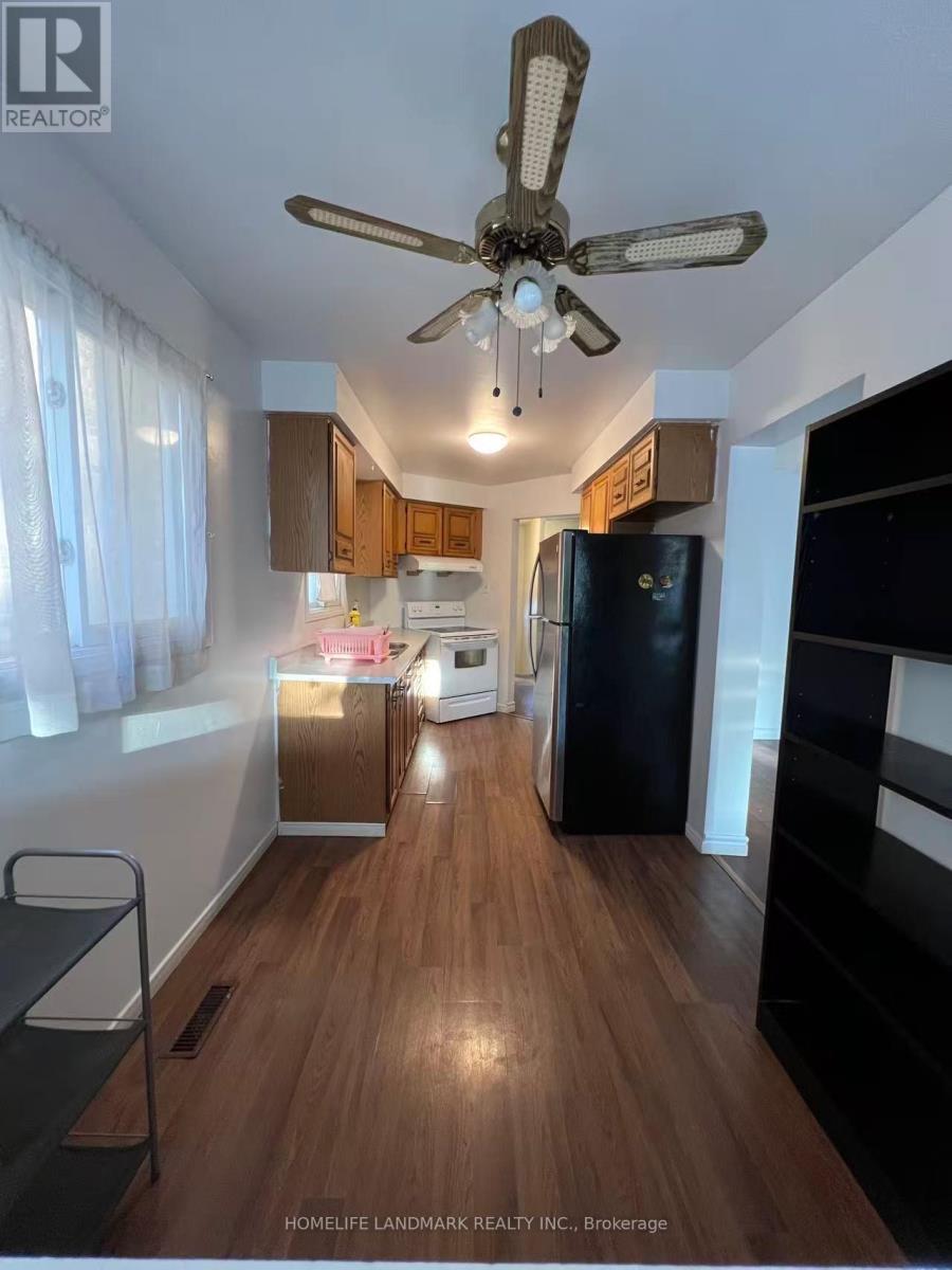1016 Lucerne Crescent, Mississauga, ON - Indoor Photo Showing Kitchen
