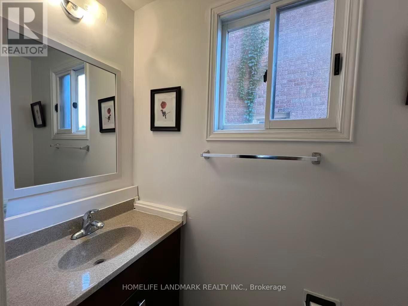 1016 Lucerne Crescent, Mississauga, ON - Indoor Photo Showing Bathroom