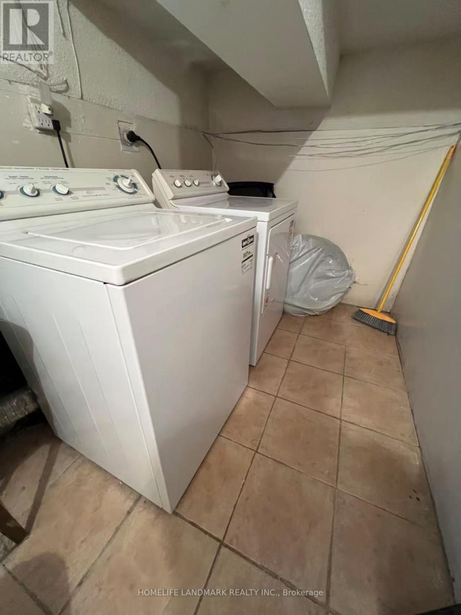 1016 Lucerne Crescent, Mississauga, ON - Indoor Photo Showing Laundry Room