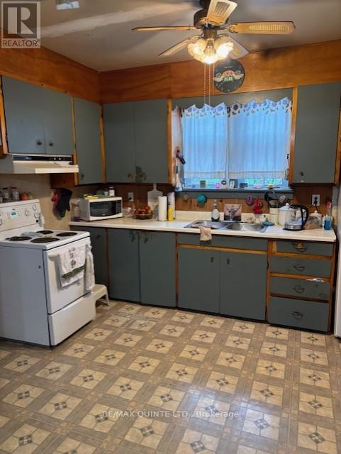1392 Queensborough Road, Tweed (Elzevir (Twp)), ON - Indoor Photo Showing Kitchen With Double Sink