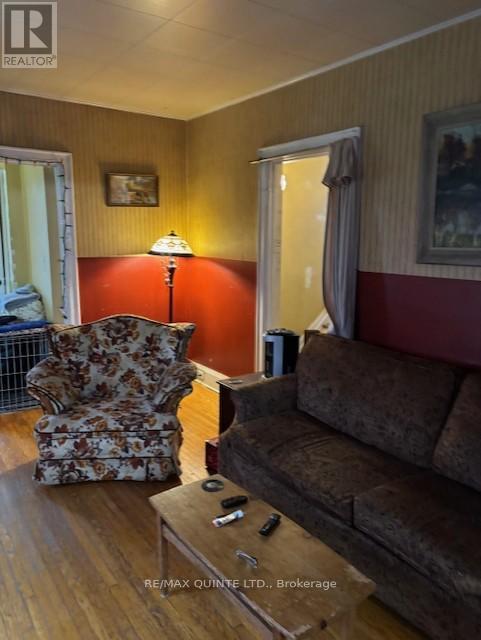 1392 Queensborough Road, Tweed (Elzevir (Twp)), ON - Indoor Photo Showing Living Room