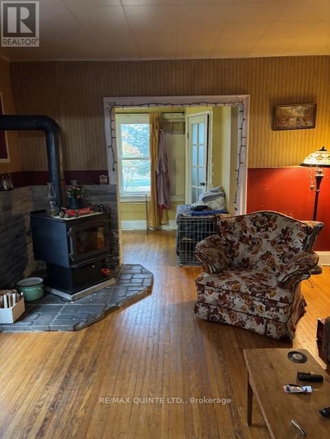 1392 Queensborough Road, Tweed (Elzevir (Twp)), ON - Indoor Photo Showing Living Room