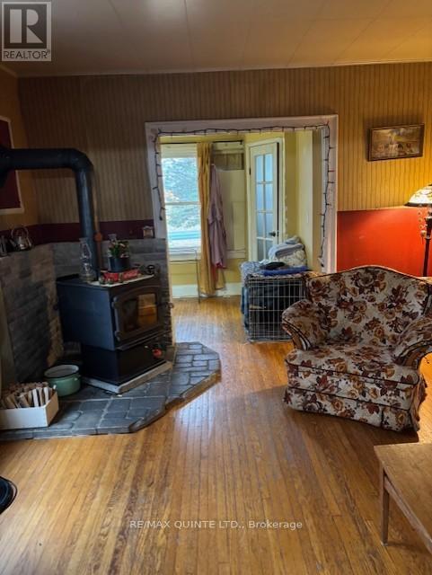 1392 Queensborough Road, Tweed (Elzevir (Twp)), ON - Indoor Photo Showing Living Room