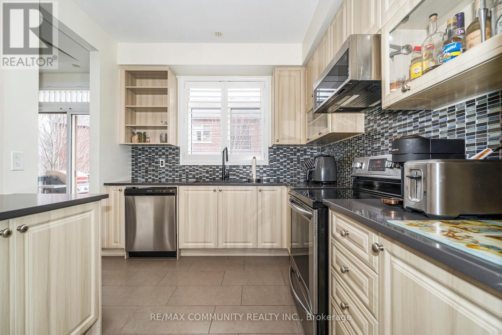 2057 Cliff Road, Mississauga, ON - Indoor Photo Showing Kitchen With Stainless Steel Kitchen With Upgraded Kitchen