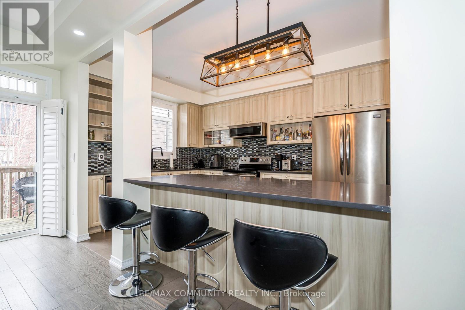 2057 Cliff Road, Mississauga, ON - Indoor Photo Showing Kitchen With Upgraded Kitchen