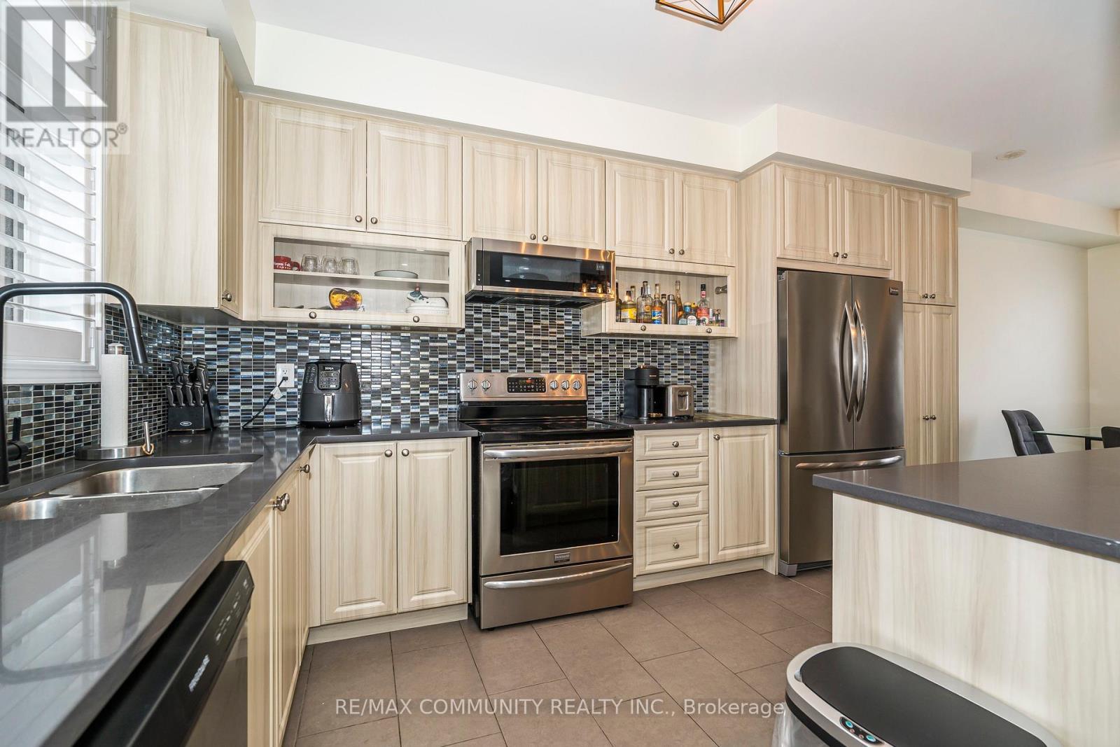 2057 Cliff Road, Mississauga, ON - Indoor Photo Showing Kitchen With Stainless Steel Kitchen With Double Sink