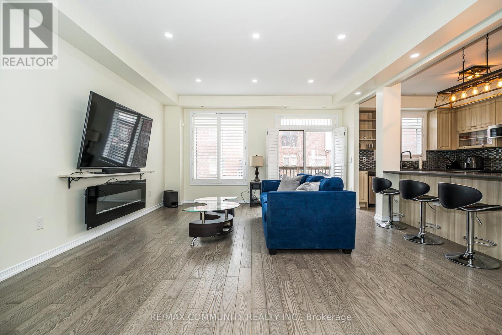 2057 Cliff Road, Mississauga, ON - Indoor Photo Showing Living Room With Fireplace