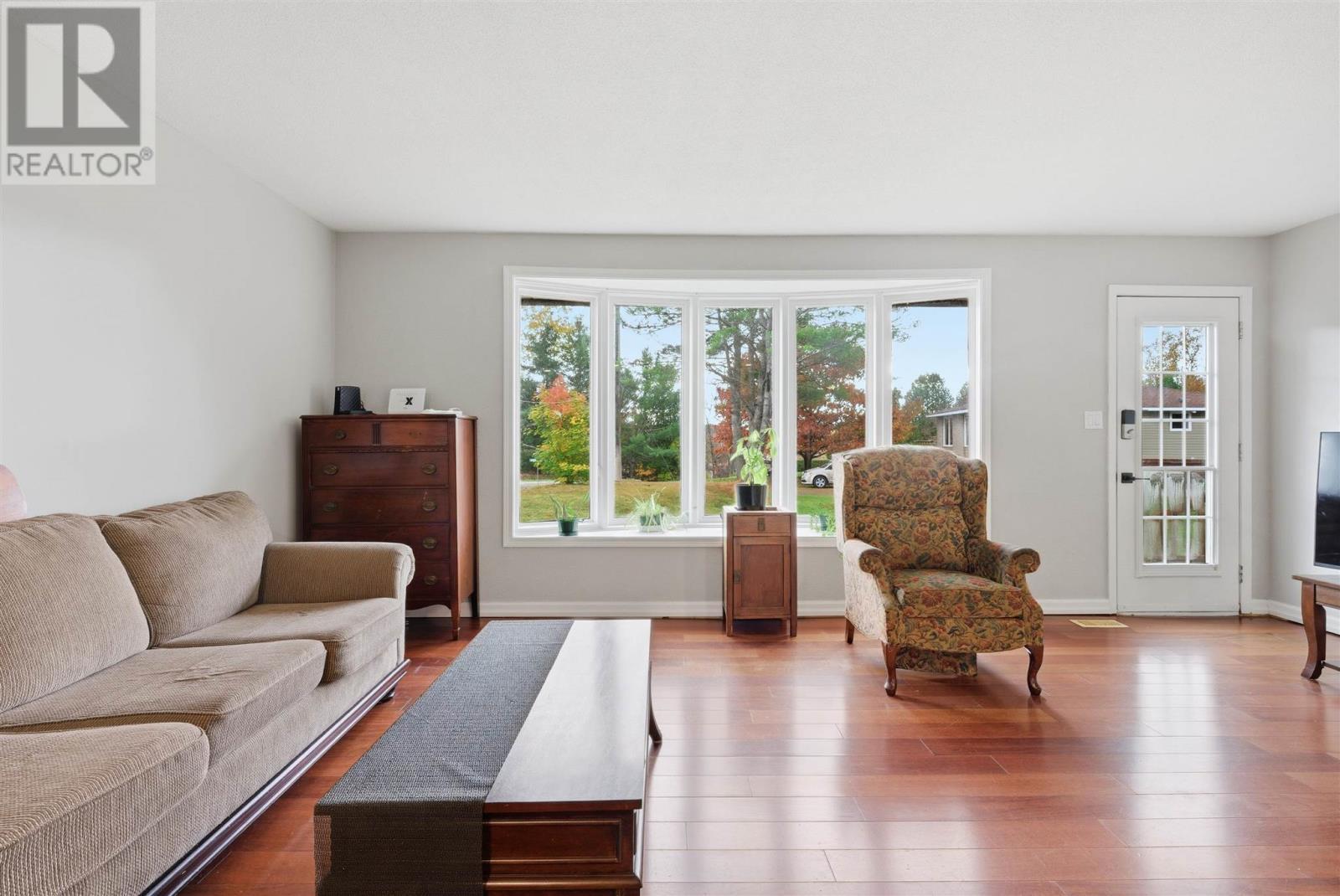 1039 Sheppards Ln, Spragge, ON - Indoor Photo Showing Living Room