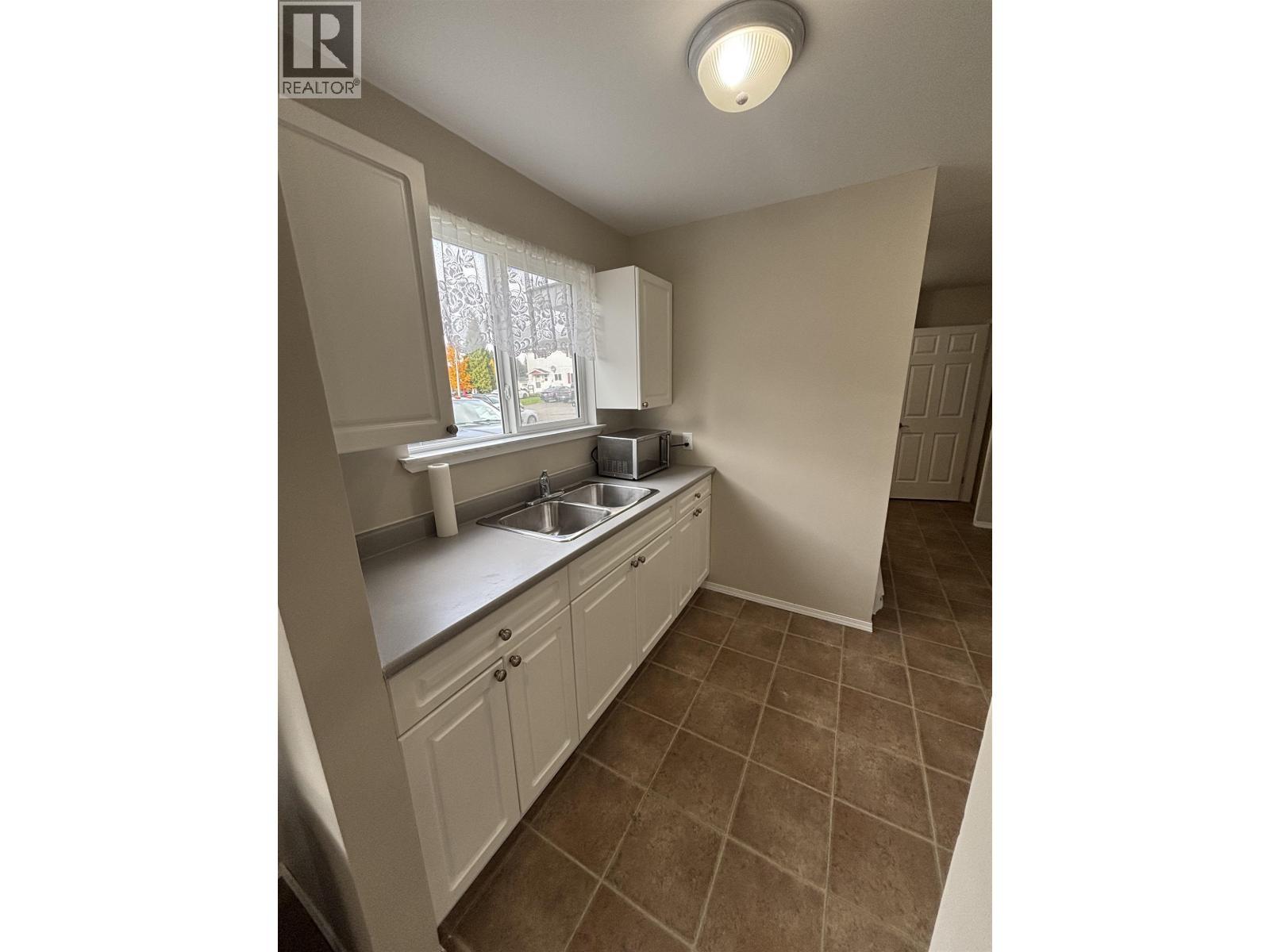 1335 Tweedsmuir Avenue, Kitimat, BC - Indoor Photo Showing Kitchen With Double Sink