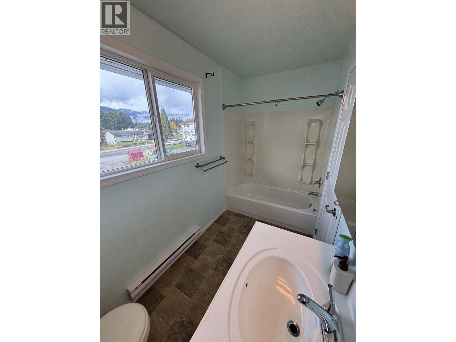 1335 Tweedsmuir Avenue, Kitimat, BC - Indoor Photo Showing Bathroom