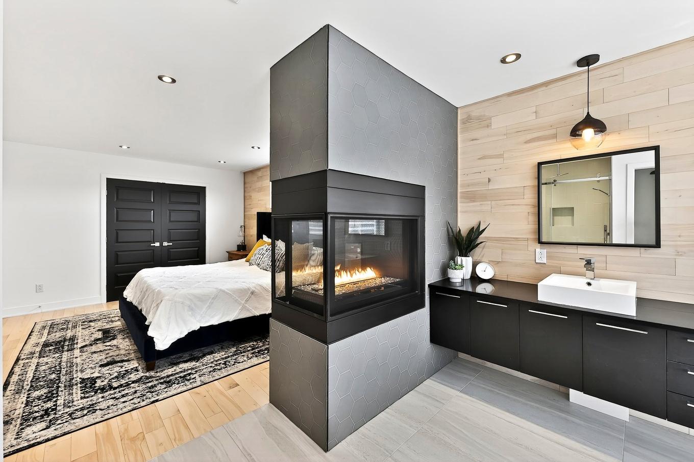 Chambre à coucher principale - 131 Av. Du Littoral, Saint-Paul, QC - Indoor With Fireplace