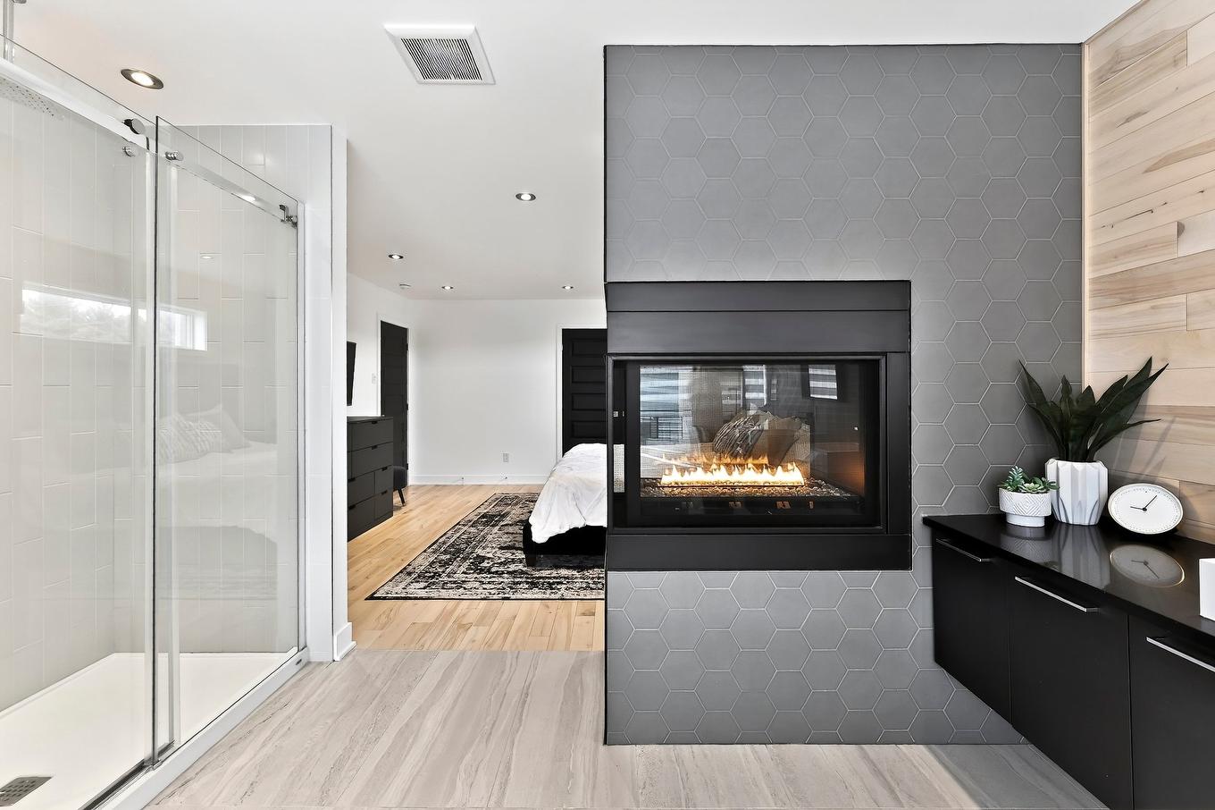 Salle de bains attenante à la CCP - 131 Av. Du Littoral, Saint-Paul, QC - Indoor Photo Showing Other Room With Fireplace