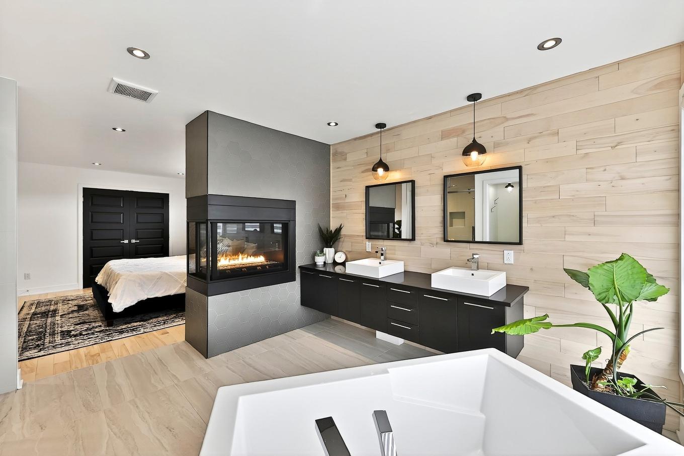 Salle de bains attenante à la CCP - 131 Av. Du Littoral, Saint-Paul, QC - Indoor With Fireplace