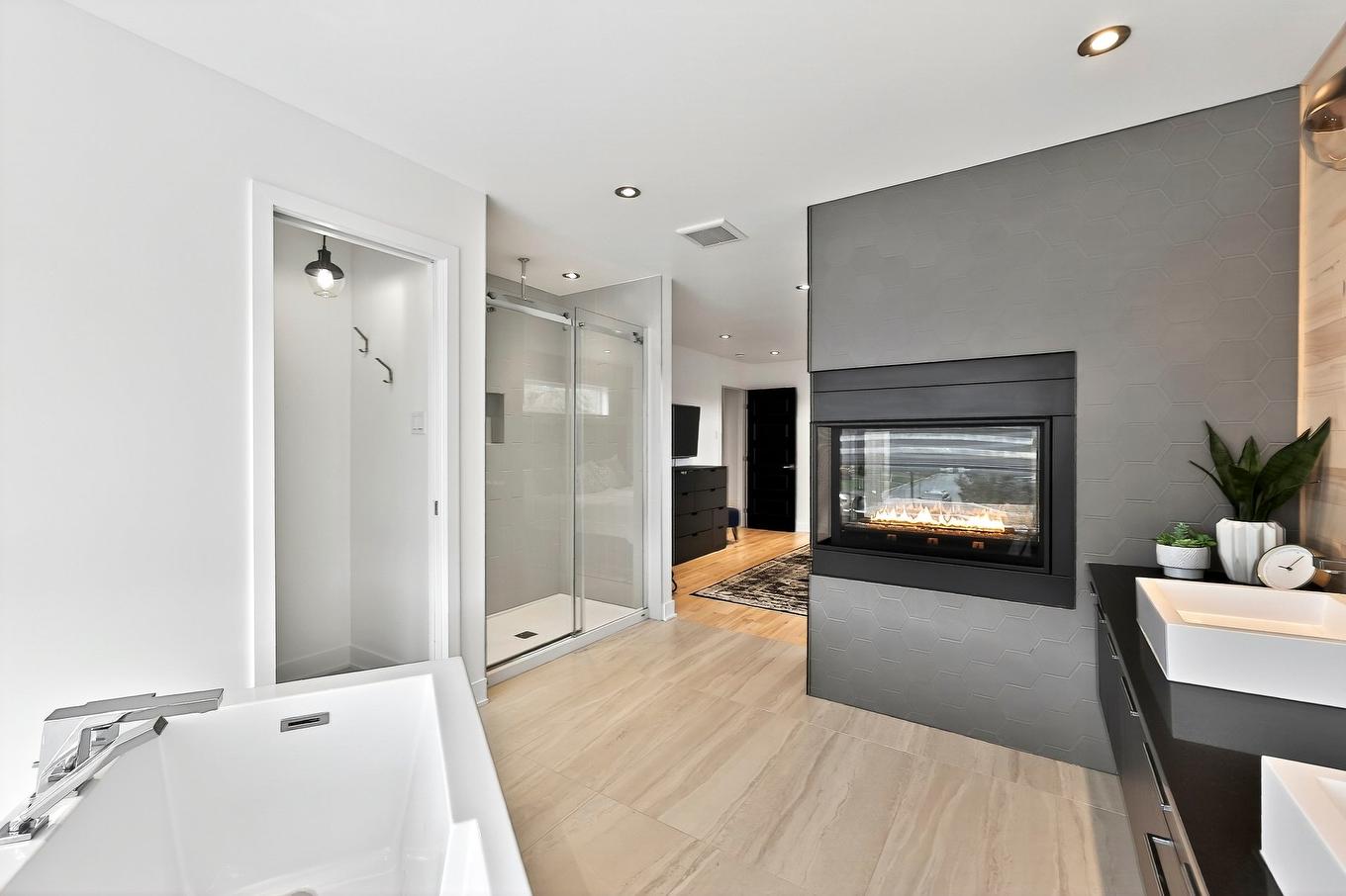 Salle de bains attenante à la CCP - 131 Av. Du Littoral, Saint-Paul, QC - Indoor Photo Showing Other Room With Fireplace