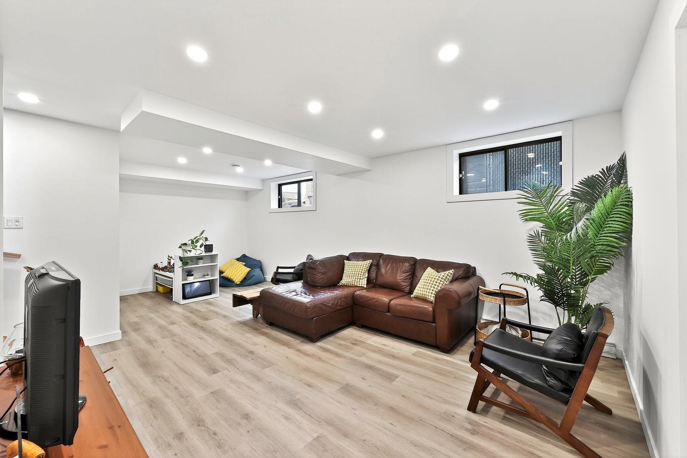 Salle familiale - 131 Av. Du Littoral, Saint-Paul, QC - Indoor