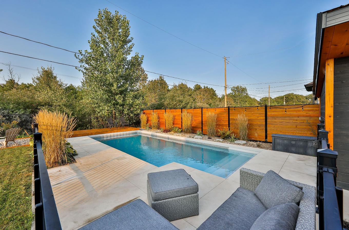 Cour - 131 Av. Du Littoral, Saint-Paul, QC - Outdoor With In Ground Pool With Backyard