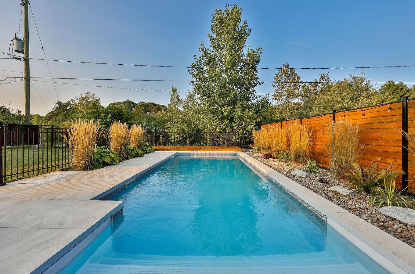 Cour - 131 Av. Du Littoral, Saint-Paul, QC - Outdoor With In Ground Pool With Backyard