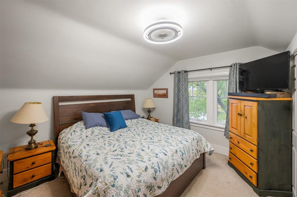 598 Van Horne Street, Penticton, BC - Indoor Photo Showing Bedroom