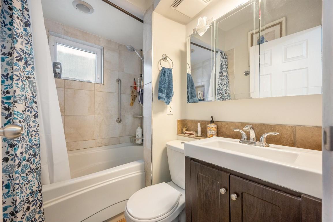 598 Van Horne Street, Penticton, BC - Indoor Photo Showing Bathroom