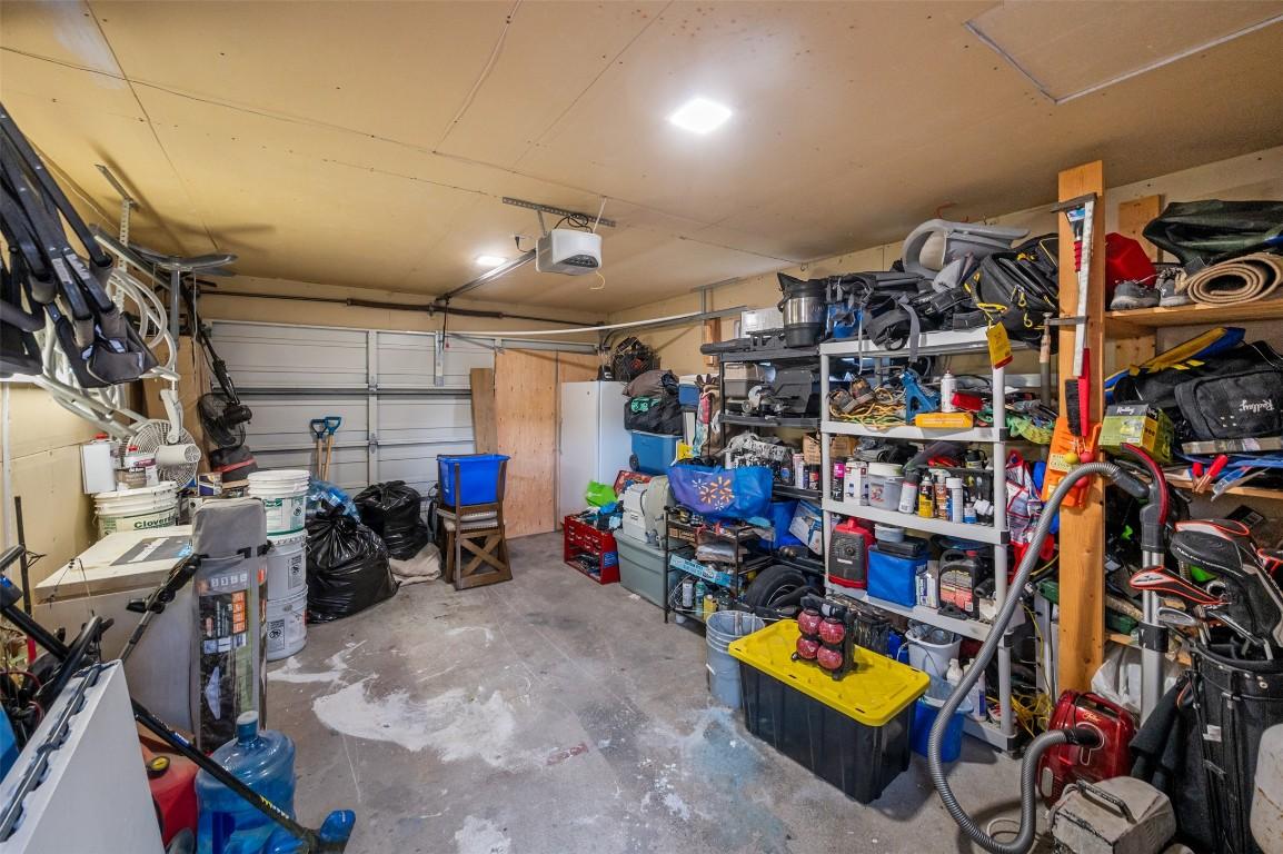 598 Van Horne Street, Penticton, BC - Indoor Photo Showing Garage