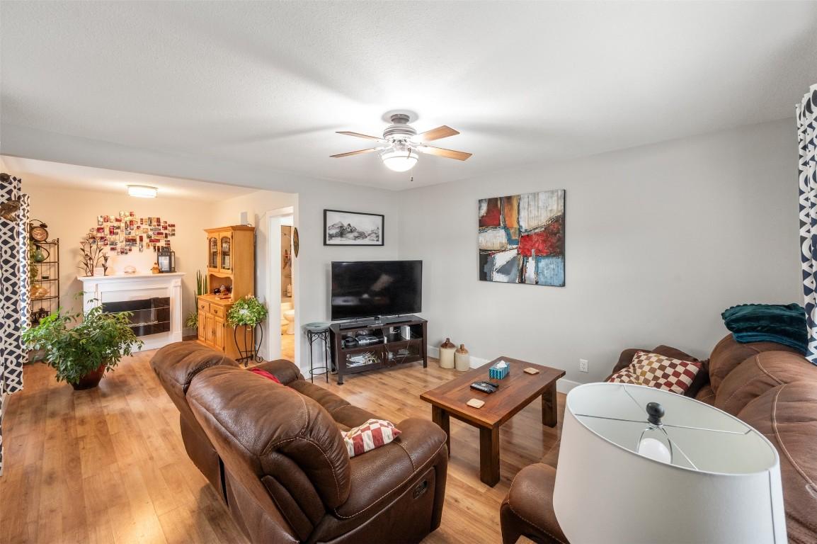 598 Van Horne Street, Penticton, BC - Indoor Photo Showing Living Room With Fireplace